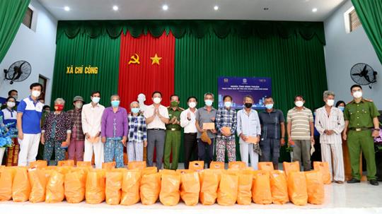 San sẻ khó khăn với bà con Bình Thuận