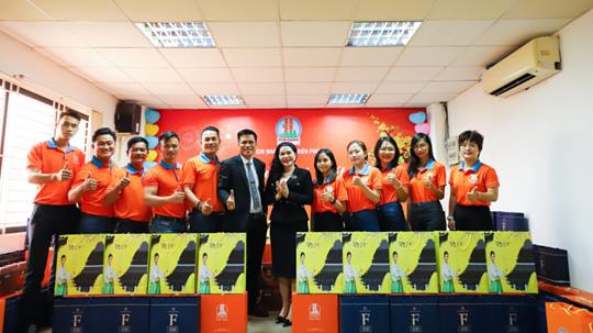 Tập đoàn Kim Oanh tặng quà Khối Kinh doanh dịp cận Tết Nguyên Đán
