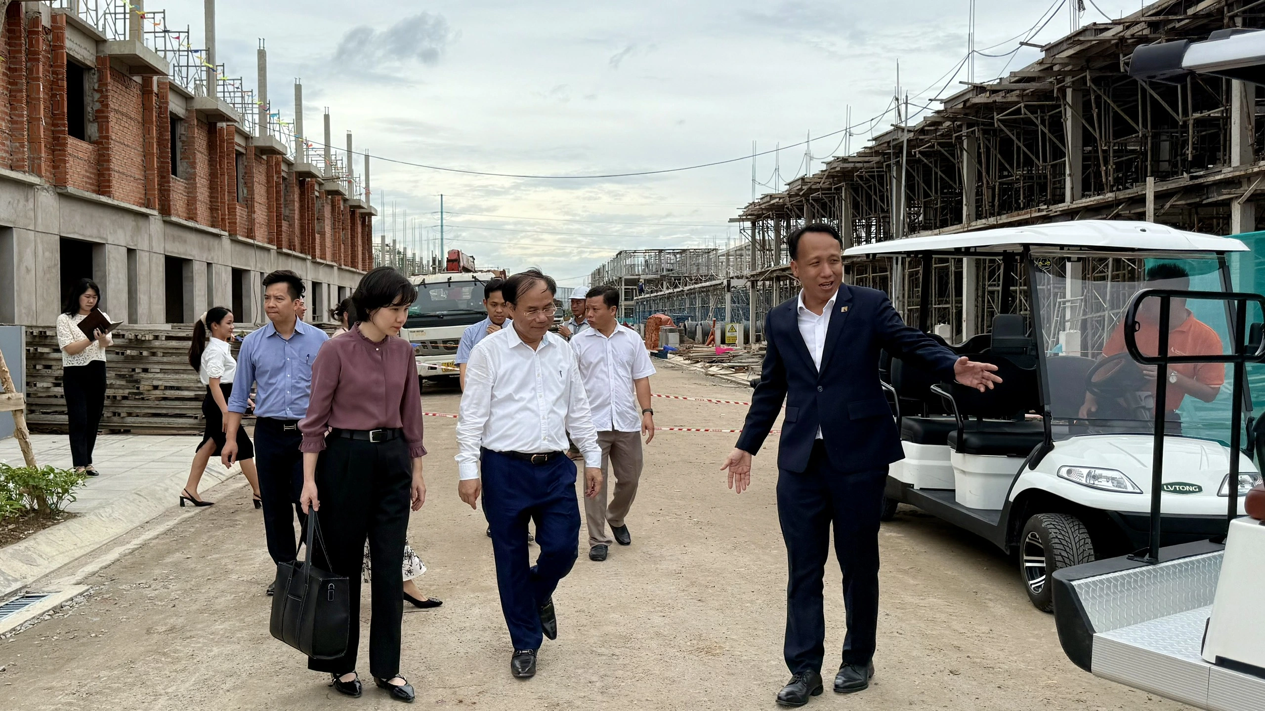 Trên công trường xây dựng NƠXH  ẢNH: ĐỖ TRƯỜNG