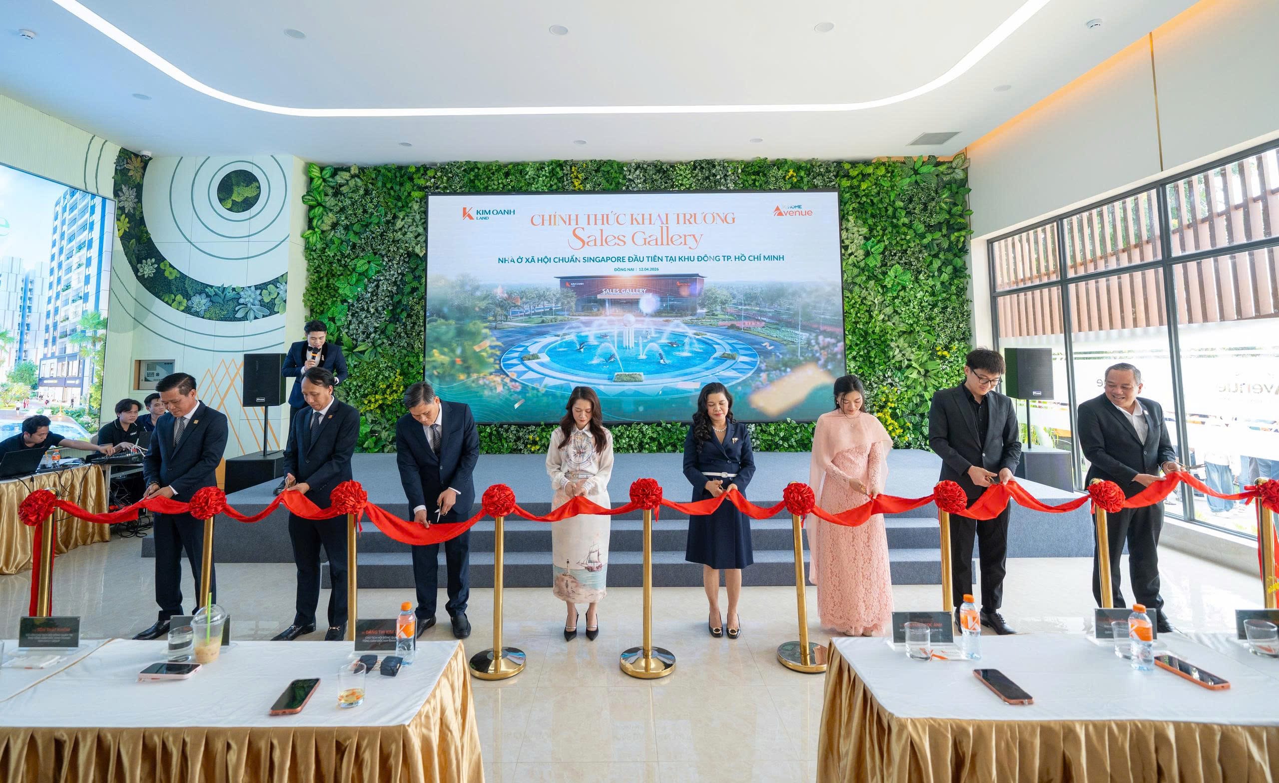 Ban lãnh đạo Kim Oanh Group thực hiện nghi thức cắt băng khai trương Sales Gallery dự án K-Home Avenue, để đón khách hàng tham quan, trải nghiệm nhằm hình dung chân thực về chất lượng cũng như không gian sống tương lai.