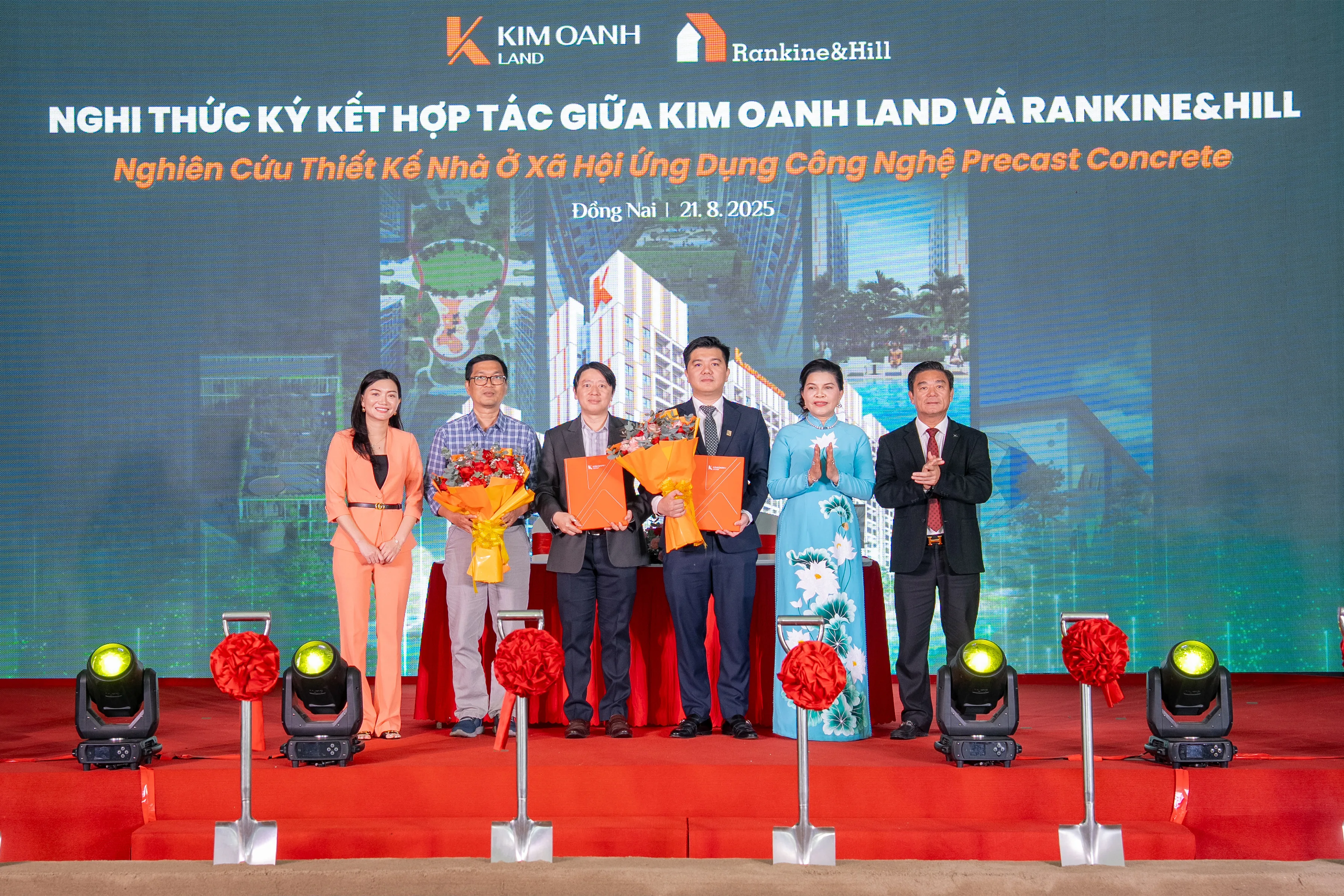 Ban lãnh đạo Kim Oanh Land và Rankine&Hill chụp hình lưu niệm sau nghi thức ký kết hợp tác nghiên cứu thiết kế nhà ở xã hội ứng dụng công nghệ Precast Concrete tại dự án K-Home Avenue.