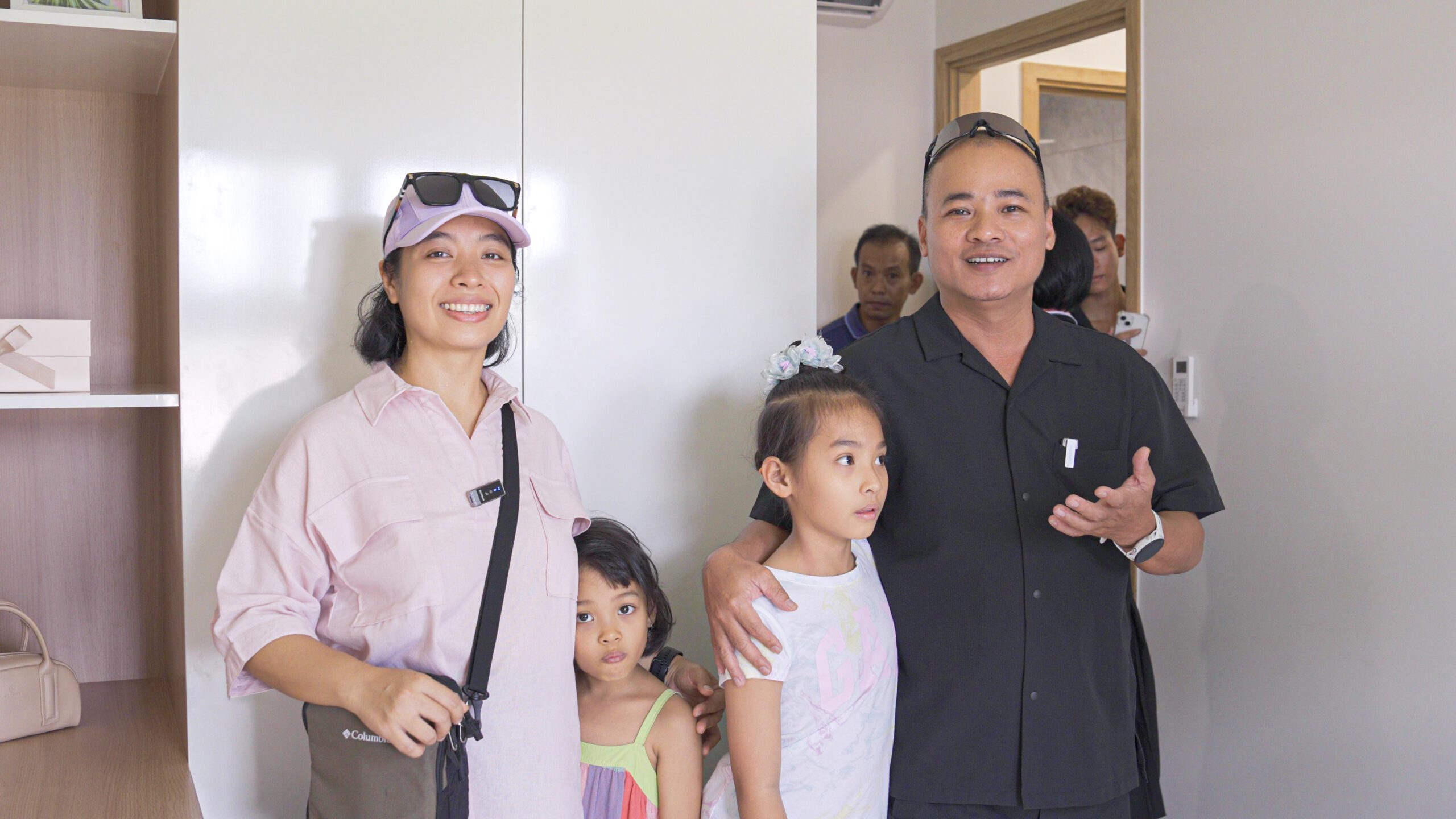 Gia đình anh Tùng và chị Trang thì cho biết khá bất ngờ trước lượng khách tham dự sự kiện quá đông. “Với lượng khách quan tâm đông đảo như thế này, không biết chúng tôi có thể may mắn mua được căn hộ khi chủ đầu tư chính thức giới thiệu sản phẩm ra thị trường hay không. Là nhà ở xã hội nhưng tôi nhận thấy K-Home Avenue còn vượt trội nhiều dự án nhà ở thương mại về vị trí lẫn thiết kế và hệ thống tiện ích nhưng thật bất ngờ khi chỉ cần số vốn ban đầu khoảng 150 triệu đồng là đã có thể sở hữu một căn hộ bàn giao đầy đủ nội thất chất lượng”, anh Tùng nói.