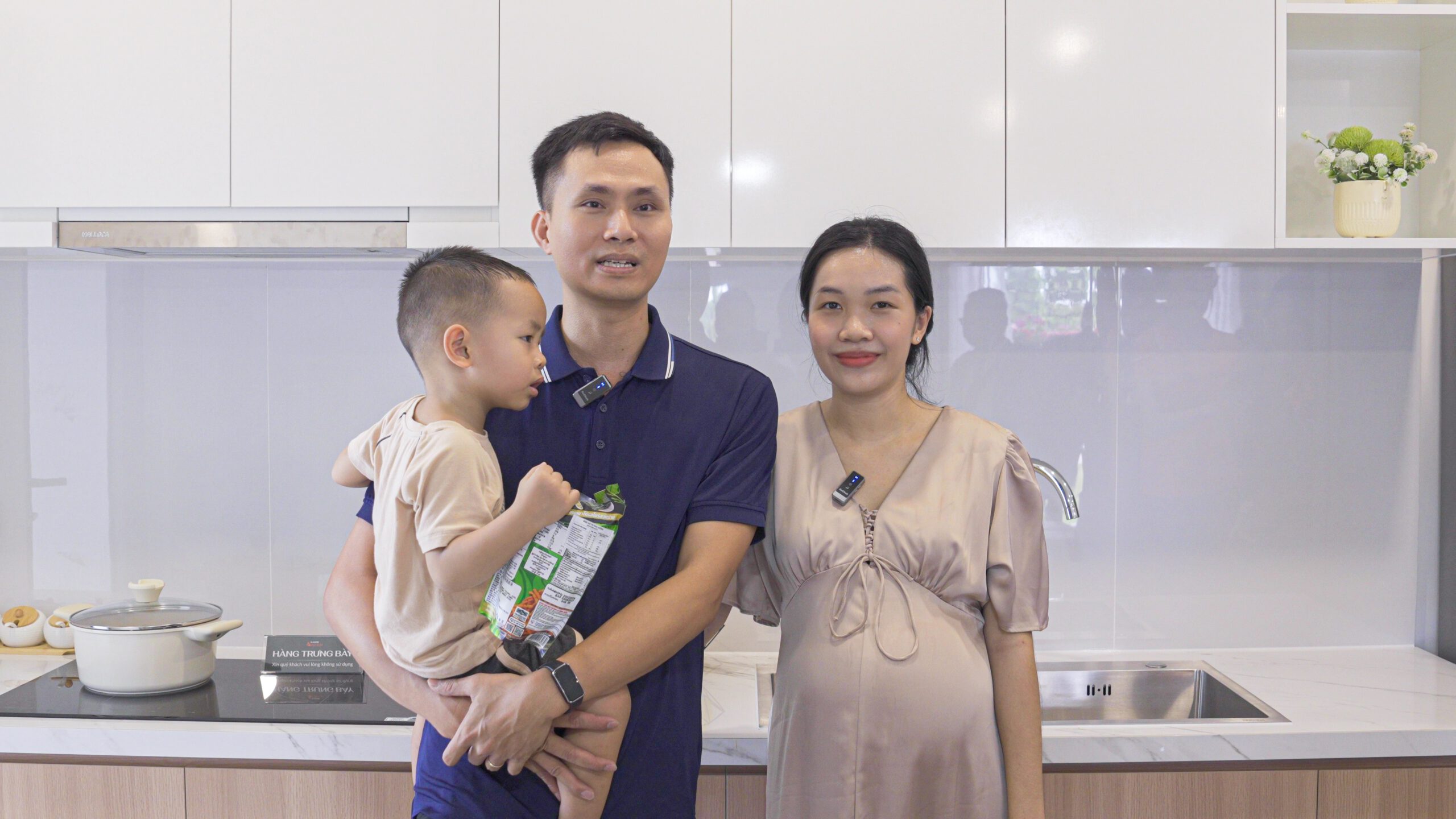 Đến tham quan căn hộ mẫu từ rất sớm, anh Tần chia sẻ: “Căn 2 phòng ngủ của K-Home Avenue rất đẹp, cách bố trí không gian thông minh và nội thất cũng tinh tế. Dự án này có vị trí chiến lược và nội khu tích hợp tiện ích đa dạng nên tôi dự định sẽ chuyển gia đình về đây sinh sống”.